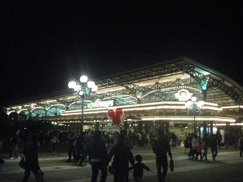 夜晚的迪士尼地鐵站.jpg
