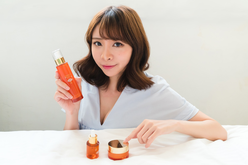 佐登妮絲龍血求麗系列乳液乳霜精華液 珂荷莉.jpg 佐登妮絲龍血求麗系列乳液乳霜精華液 珂荷莉.jpg
