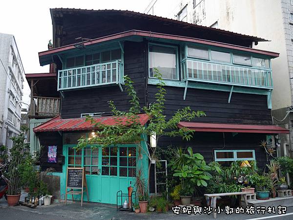 【嘉義。東區】日式老屋裡吃甜點 是軍官俱樂部也是印刷廠-屋子裡有甜點 甜點,日式老屋,舊地重遊,牆上看板,文創商品,午茶,老宅,嘉義,屋子裡有甜點,老屋,日式,下午茶,蛋糕,咖啡店