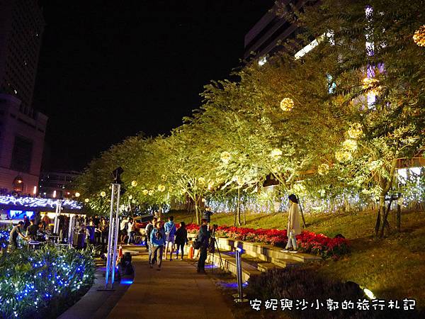 【台中】2018柳川藍帶水岸、盛橋綠川光景藝術展,不可錯過綠川超美人孔蓋設計,重返當年小京都之名 柳川藍帶水岸,綠川光景藝術展,日影作品,百合百河,曙鳳蝶,人孔蓋設計,新盛橋,台中,綠川,柳川,藍帶水岸,點亮綠柳川,光景藝術展,拍照,打卡,IG,燈海,人孔蓋,小京