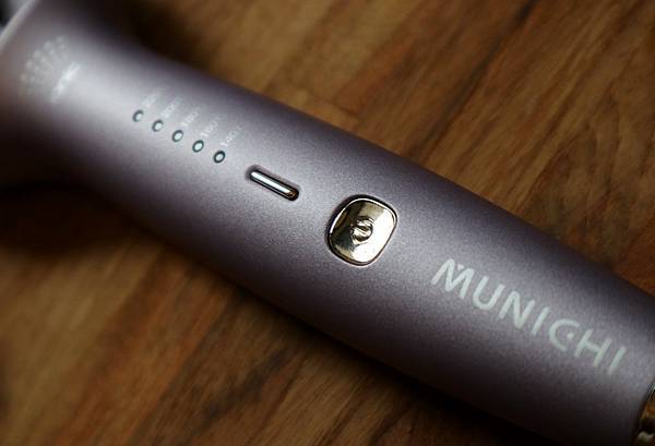 MUNICHI 沐尼黑 溫控直髮梳 ION負離子 直捲兩用 MCH陶瓷防燙梳齒 適合手殘黨的美髮造型工具