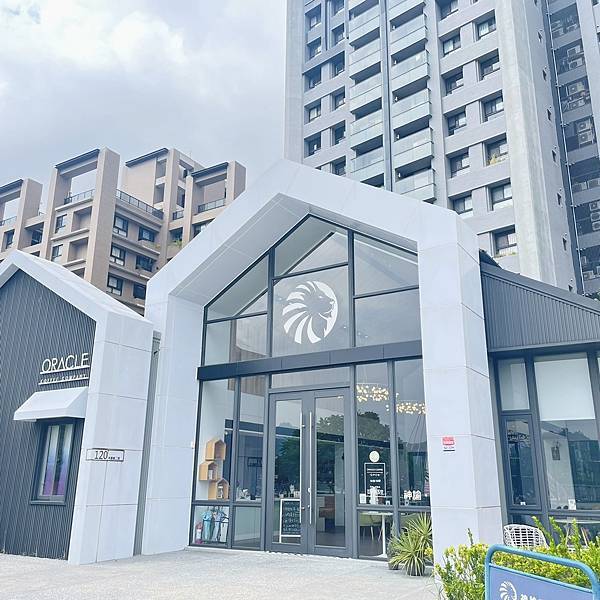 台中早午餐｜「oraclecoffee神諭咖啡」挑高的空間配