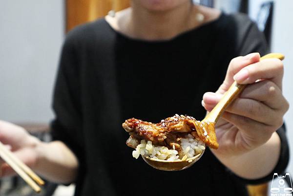 三杉日式創作料理照燒雞丼餵食.jpg