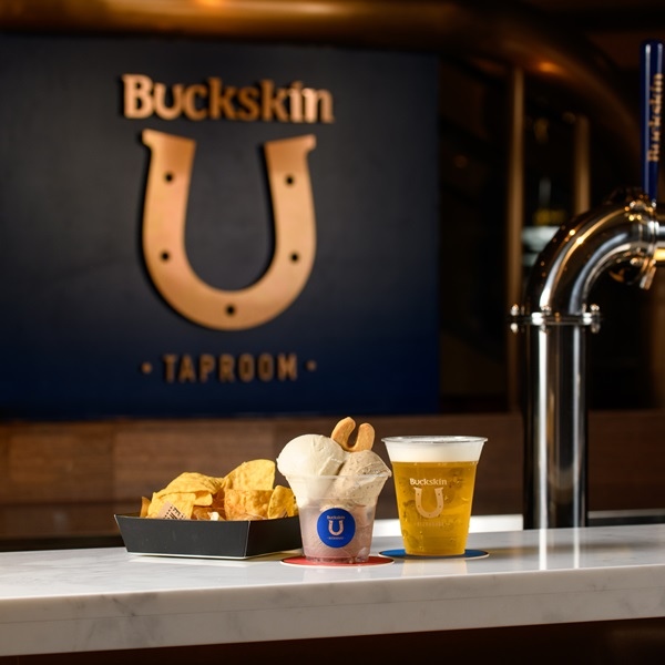 位於台北101的「Buckskin Taproom柏克金啤酒吧」現場販售六款柏克金德式鮮釀啤酒、柏克金啤酒冰淇淋與小食_大檔.jpg 位於台北101的「Buckskin Taproom柏克金啤酒吧」現場販售六款柏克金德式鮮釀啤酒、柏克金啤酒冰淇淋與小食_大檔.jpg