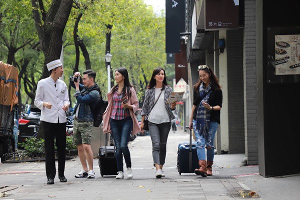 Regent Taipei Photobutler 1.jpg Regent Taipei Photobutler 1.jpg