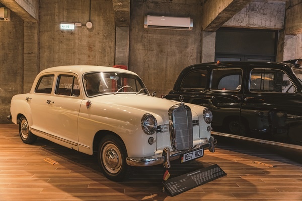 RAY04624年份最老的1957年德國柏林賓士Mercedes Benz 180.jpg