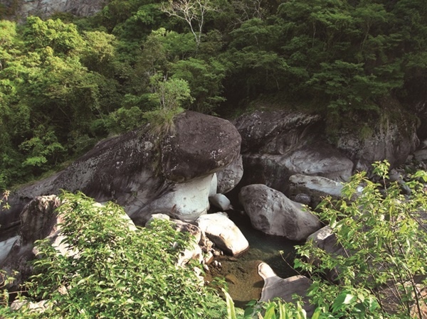 02-青蛙石步道沿途伴隨溪流流經-CMYK.jpg