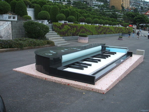 鄧麗君墓園的鋼琴2