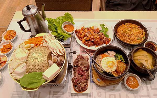 《食記》台中非常石鍋 - 台中推薦韓式料理，品嚐美食+韓服體