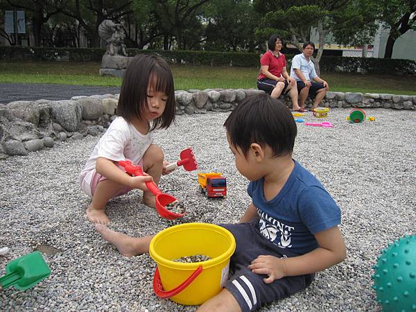 跟小朋友一起玩 中興新村