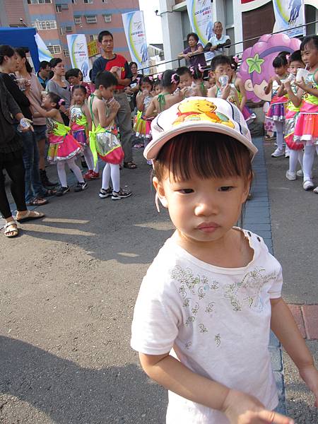 後面是幼稚園的小朋友表演