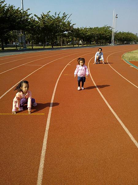 跟爸爸跑操場 以榭真的跑一圈喔 400m 跑的完耶!