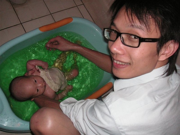 爸爸幫寶貝洗澡！還真厲害！