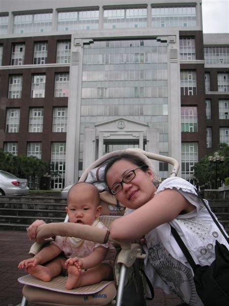 這是長庚大學巧克力大樓...