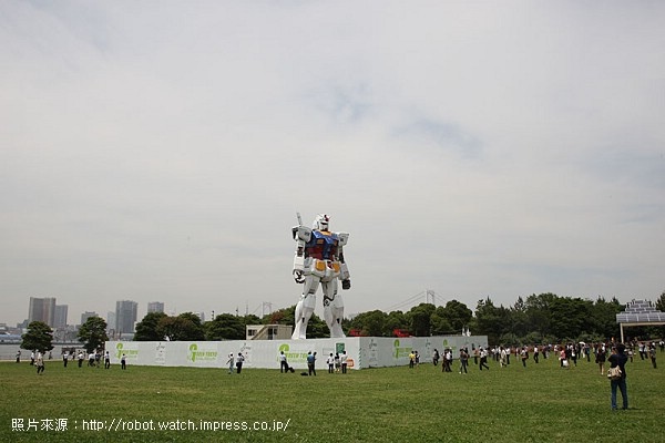 06.鋼彈站立於芝生公園內.jpg