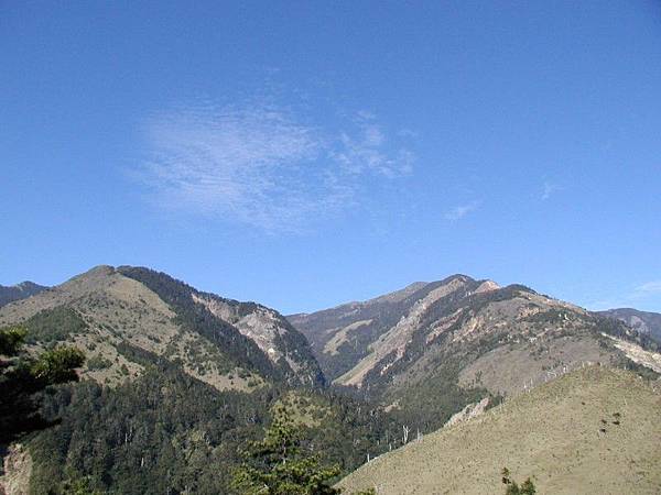 八通關草原遠方山頭