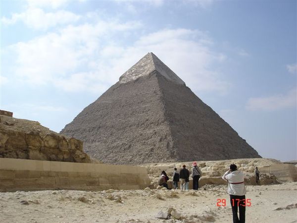 另一個角度的卡夫拉金字塔