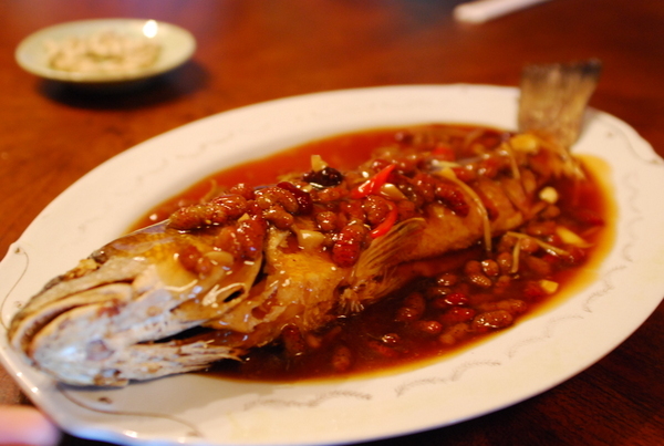 不知名的魚，上面有桑葚，第一次吃到這種口味的魚