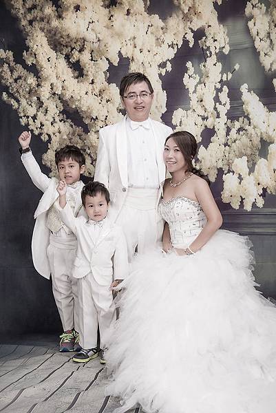 全家福婚紗照-4人小家庭-全家福 服裝-白紗禮服