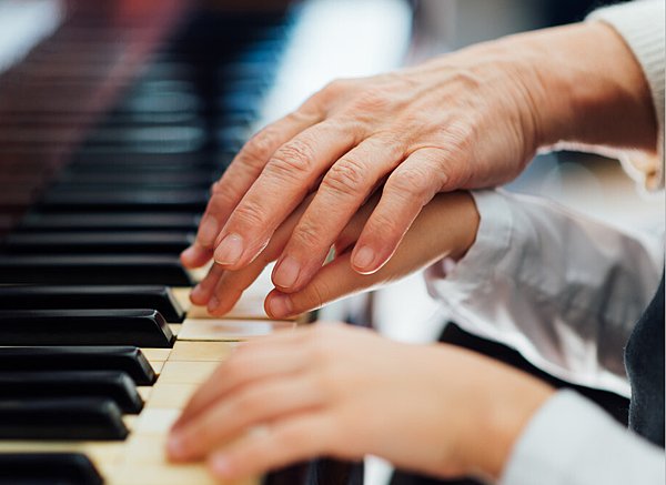 鋼琴回收 鋼琴收購   學中古鋼琴、買賣二手鋼琴 Rita老