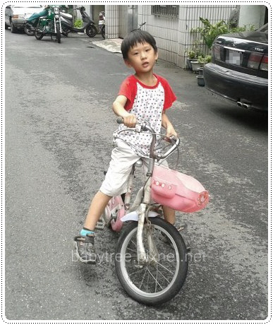 小孩騎自行車 小孩騎自行車