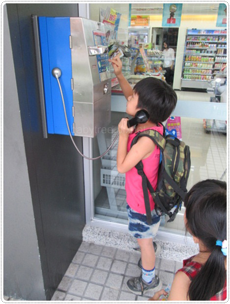 小孩打公共電話 小孩打公共電話