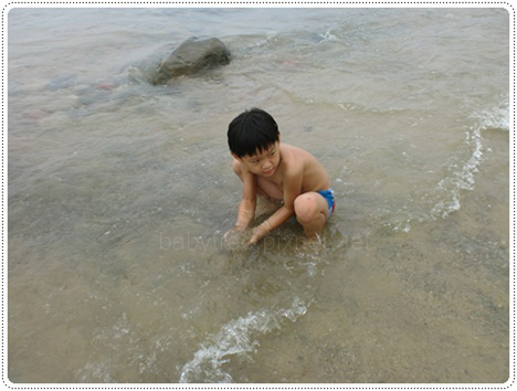 小孩墾丁海邊玩水 小孩墾丁海邊玩水