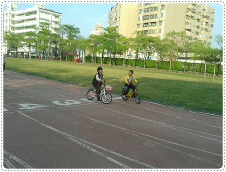 小孩騎腳踏車 小孩騎腳踏車