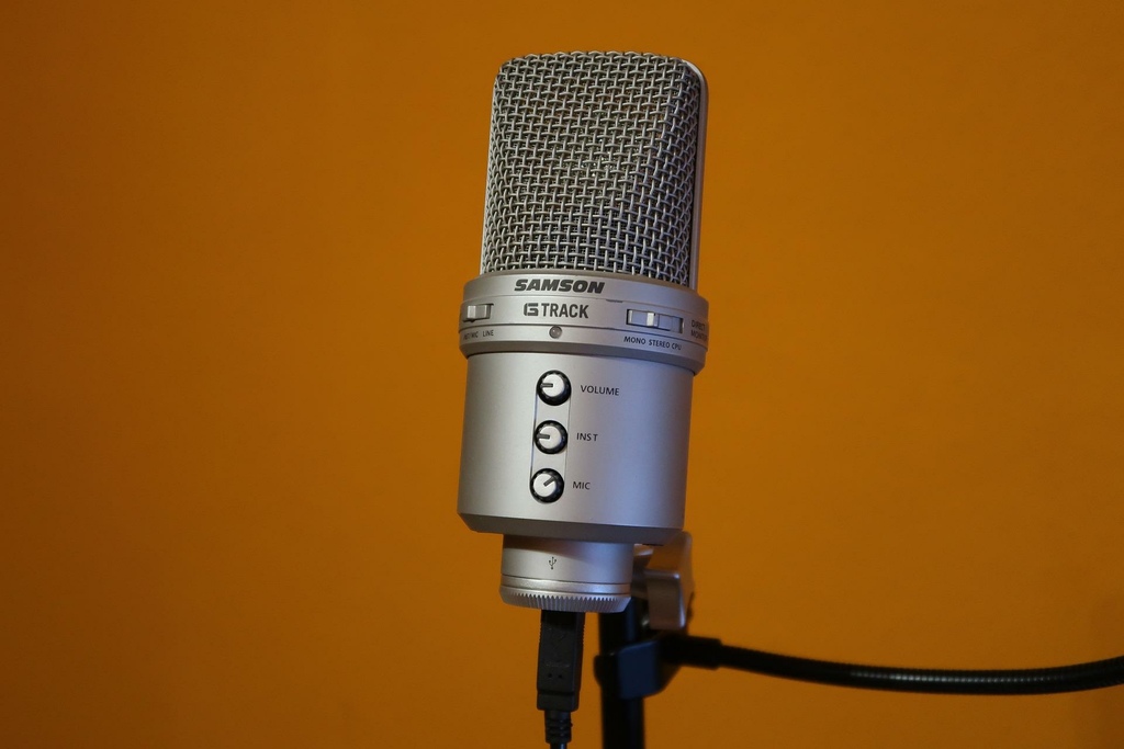 microphone-2247471_1920.jpg