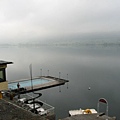 我想住在有湖邊游泳池的飯店
