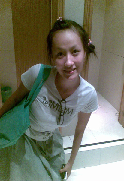 表看我~注意後面的茅坑...