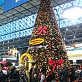機場的聖誕樹也太大棵