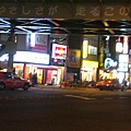 淺草橋車站外好幾間可以吃飯的平價(?)飲食店(根本就拍糊了)
