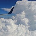 在白雲間航行。在飛機要下降的時候，還曾穿越某一大片雲層說~