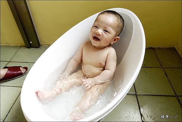 Shnuggle月亮澡盆 (1).JPG Shnuggle月亮澡盆 (1).JPG