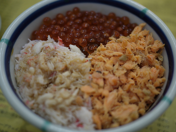 函館有名的巴丼~鮭魚卵+蟹肉+鮭魚鬆.JPG