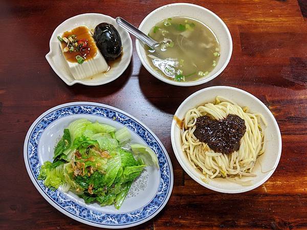 Fw: [食記] [新竹] 東區-公園黑乾麵~便宜又正點