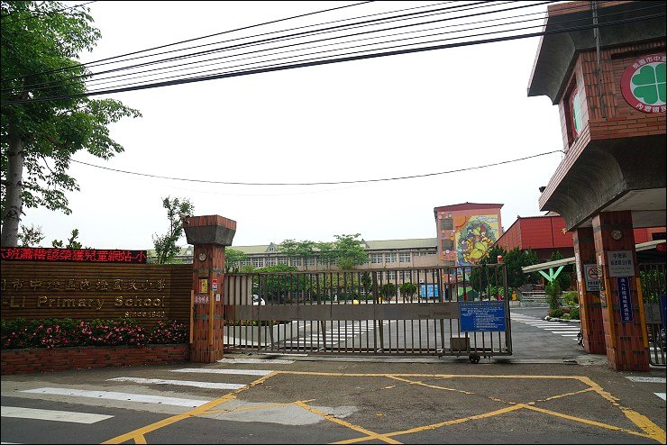 桃園中壢美食景點 內壢火車站附近的好滋味麵館 小蛤仔堆成山的海鮮麵 內壢國小旁的巷弄排隊美食 魔鬼甄與天使嘉