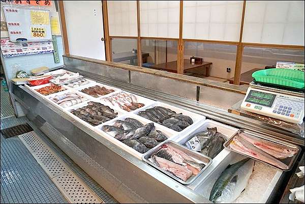 秋田美食 必買伴手禮 有夠超值的生魚片定食 Kitchen 海鮮店及不可錯過的必買伴手禮 魔鬼甄與天使嘉