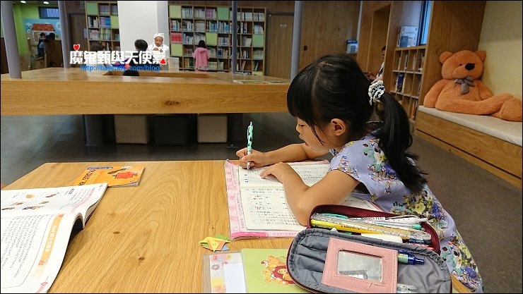 溜滑梯圖書館