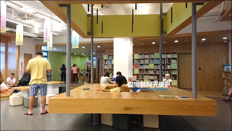 溜滑梯圖書館