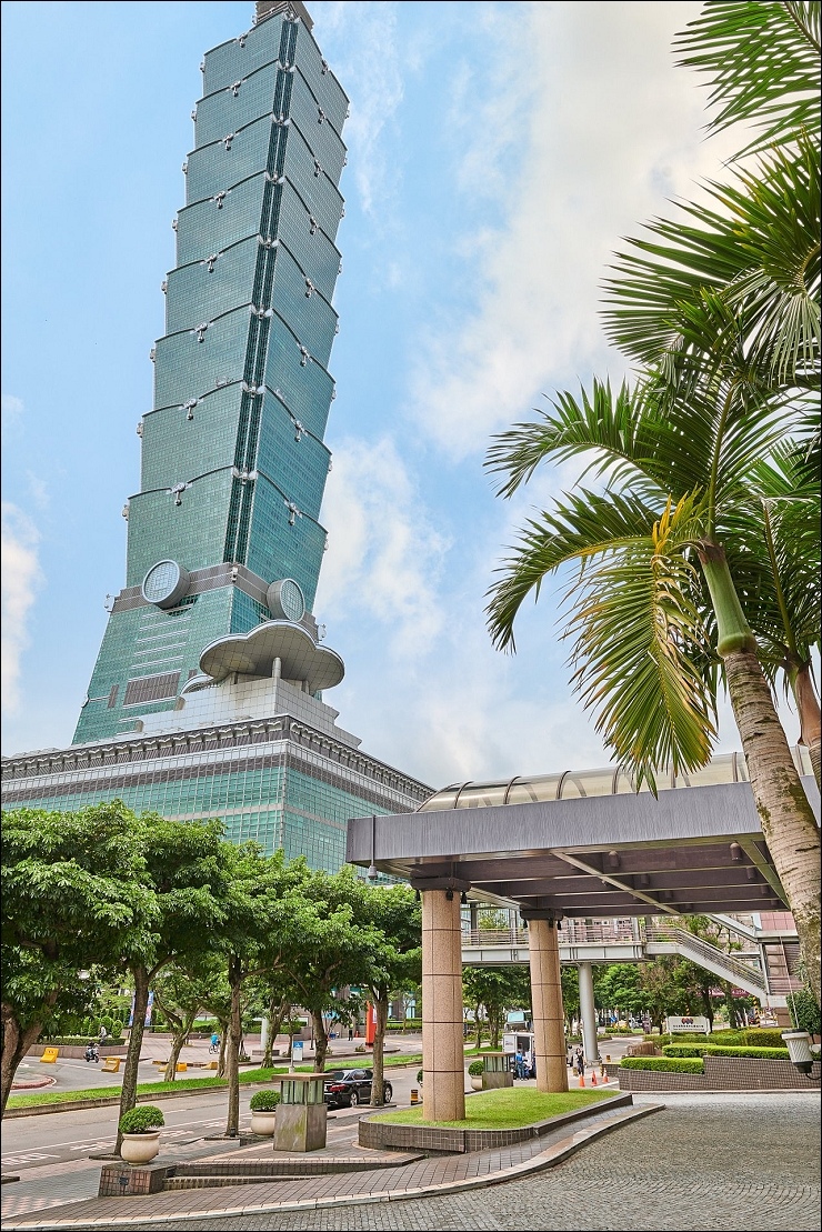 East Entrance with Taipei 101.jpg