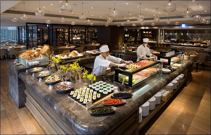 Cafe - Seafood Station with Chef.jpg