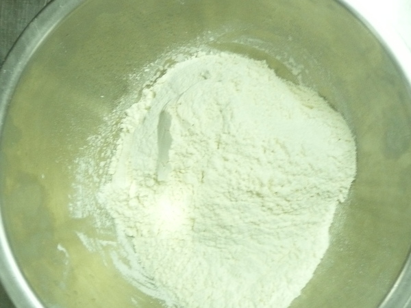 A-1油皮-中粉+糖粉(過篩)+白油切拌勻o再加水拌-揉至麵團有光滑.JPG