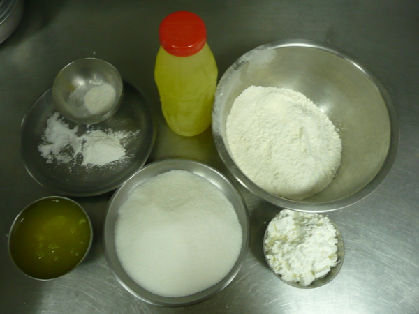 材料-蛋白+糖+鹽+低粉+塔塔粉＋香草粉+玉米粉.JPG