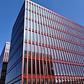 紅磚區中現代化的大樓.JPG