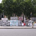 英國國會大廈前也是會有抗議標語的