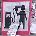 英國國會大廈外面的抗議海報之一