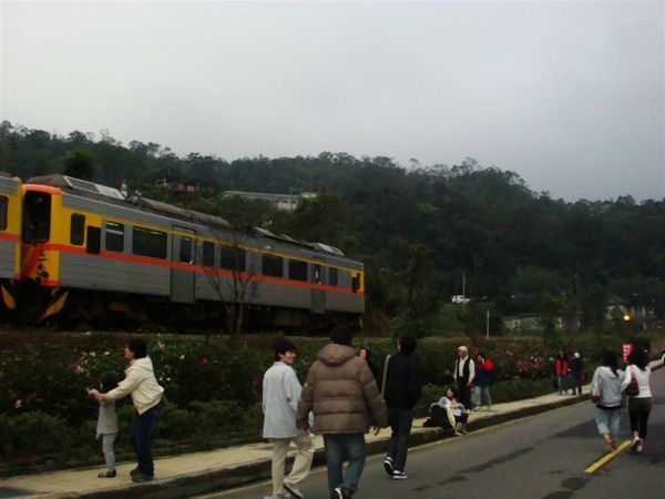 走去會場的路上,遇到莒光號經過