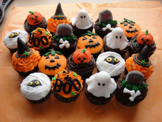 assorted-halloween-cupcakes-560x420